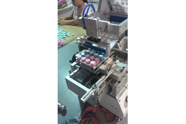 小圓瓶平面貼標(biāo)-半自動